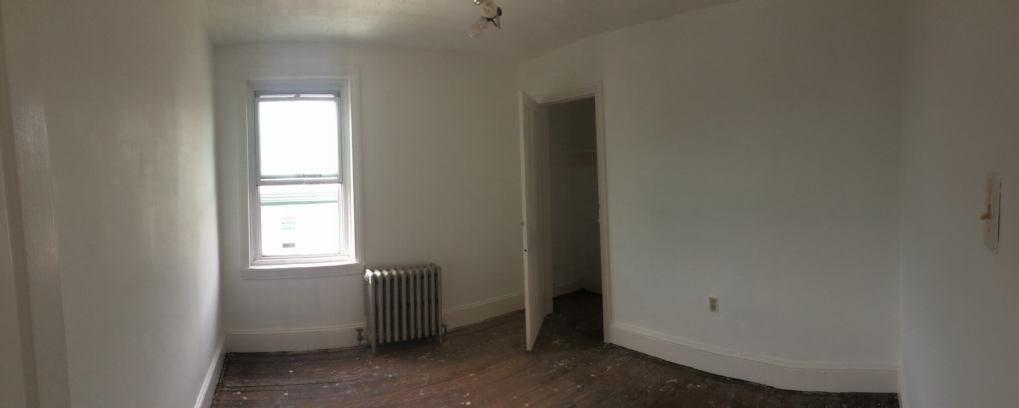 3rd Floor Rear bedroom (10 x 10') Fits single bed. Full sized single closet. - 1229 E Susquehanna Ave