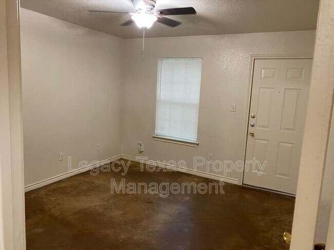 Building Photo - 1322 Country Club Rd
