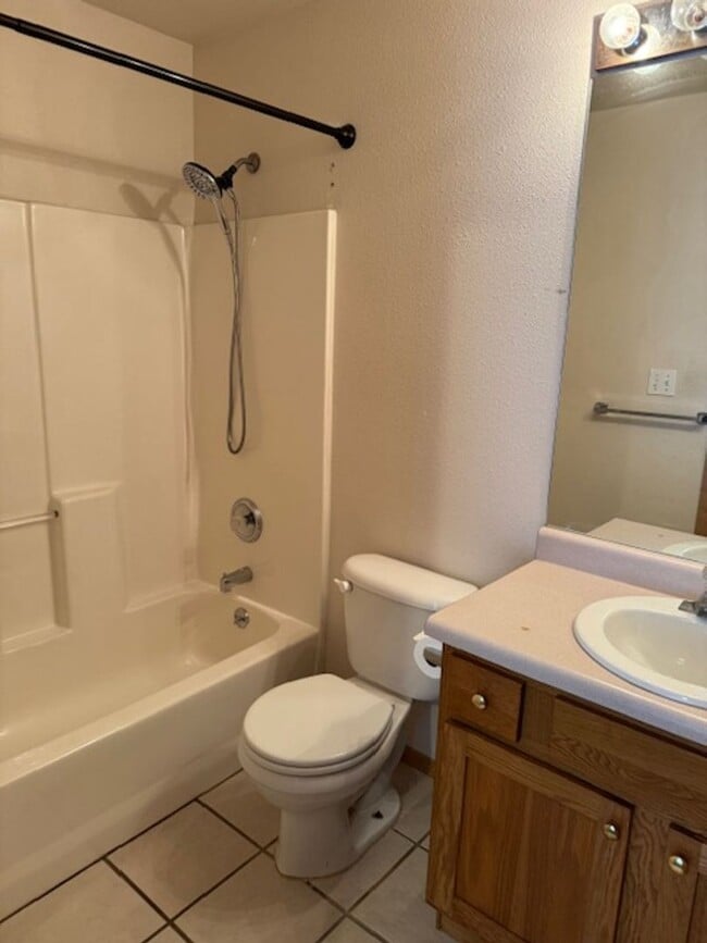 Building Photo - 935 Village Cir