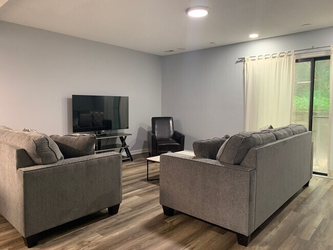 Building Photo - Renovated Townhome Near UNC, Downtown, fle...