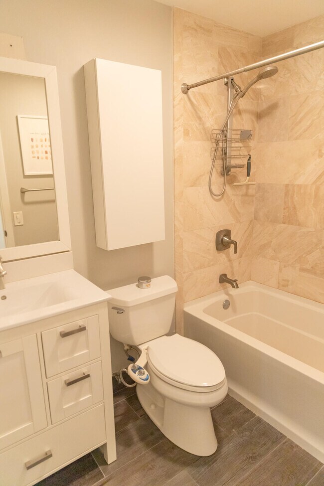 Building Photo - 303 City View Dr