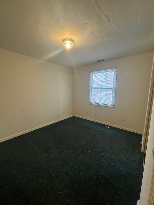 Building Photo - ***REDUCED SECURITY DEPOSIT***-Spacious 5bdr/3bath units available for a lease ending May 30. Bui...