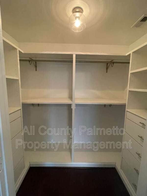 Building Photo - 4077 Hartland St