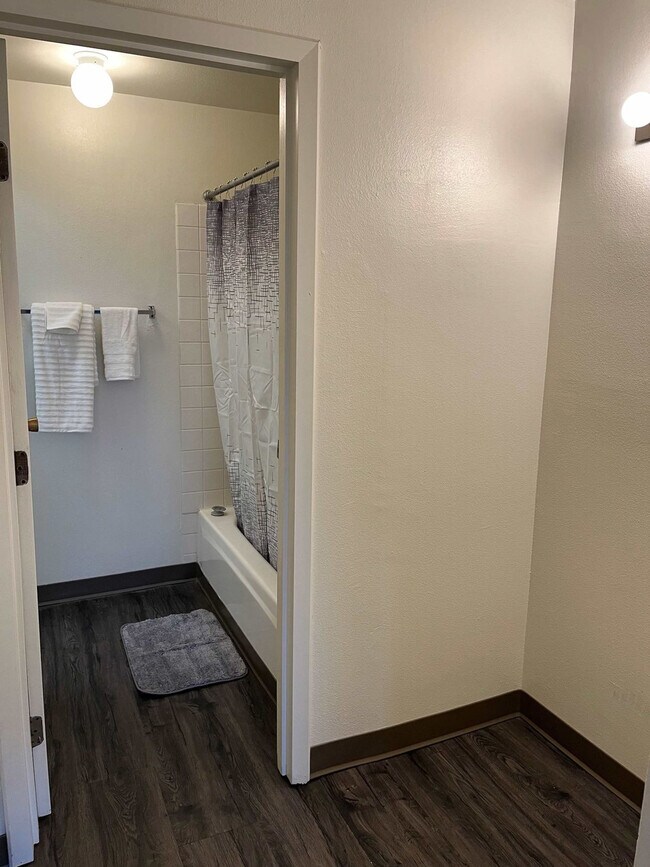 Building Photo - 1555 NE Merman Dr