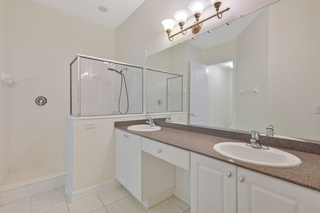 Building Photo - **Coach Home in Jonathans Bay - 3/2 + Den -  Water Views - 2 Car Garage**