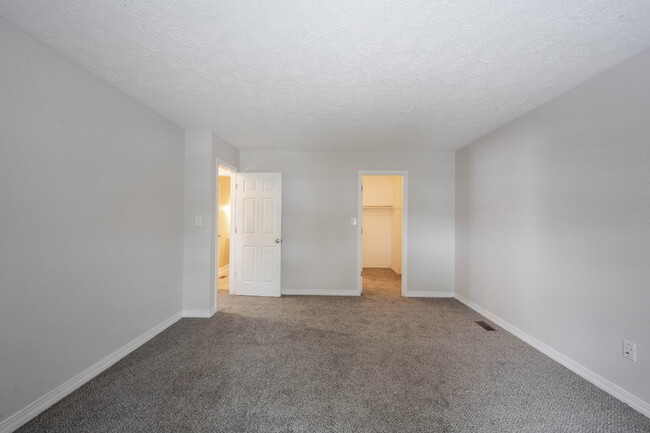 Building Photo - "Charming 2-Bedroom Townhouse Retreat with 2 Full Baths in Fishers – Spacious 1,522 Sq Ft Living!"