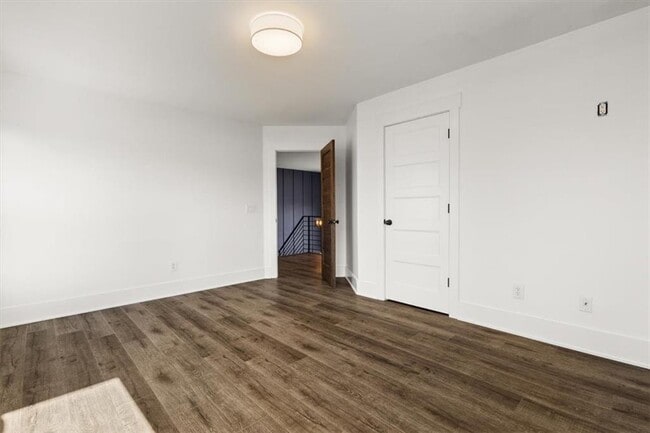 Building Photo - 425 Mikasa Dr