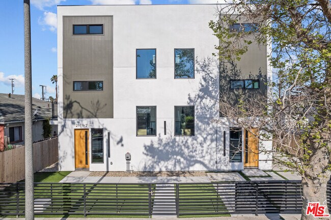 Building Photo - 2919 Burnside Ave