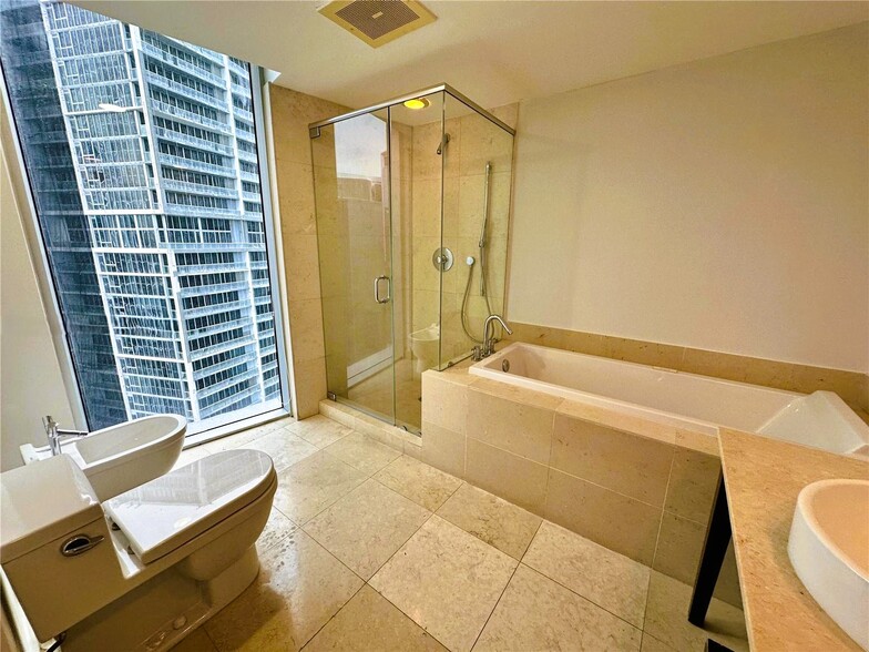 Building Photo - 495 Brickell Ave