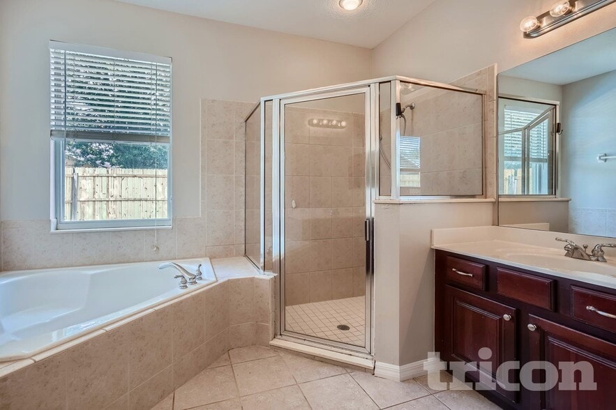 Building Photo - 5555 Burlwood Dr