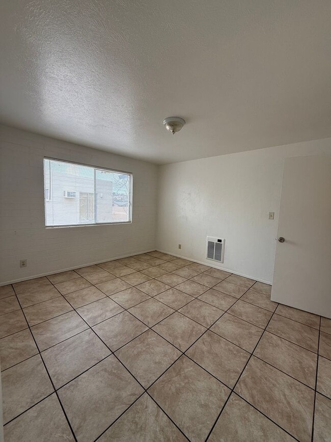 Building Photo - 2 bed 1 Bath - Contact Property Pros