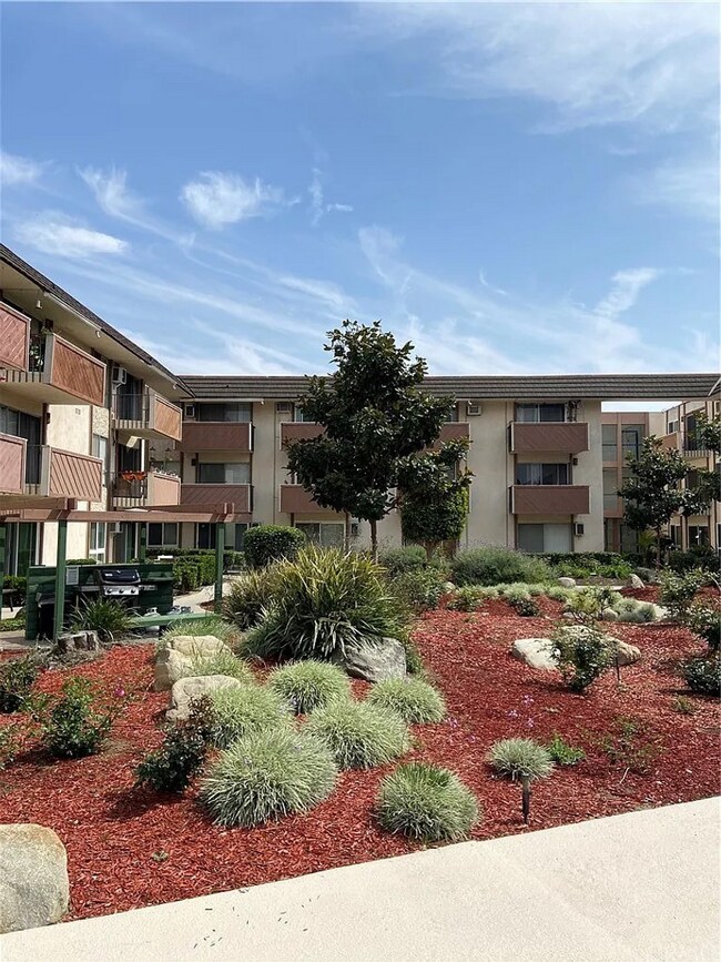 Building Photo - Move-In Ready! Studio Condo! Prime Long Beach Location! 90804