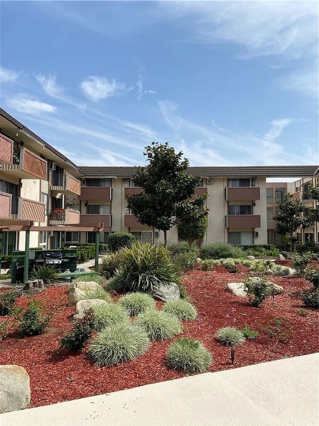 Building Photo - Studio Condo! Long Beach! 90804! Move-In Special $500 Off First Months Rent!