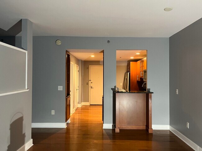 Building Photo - 1025 Maxwell Ln