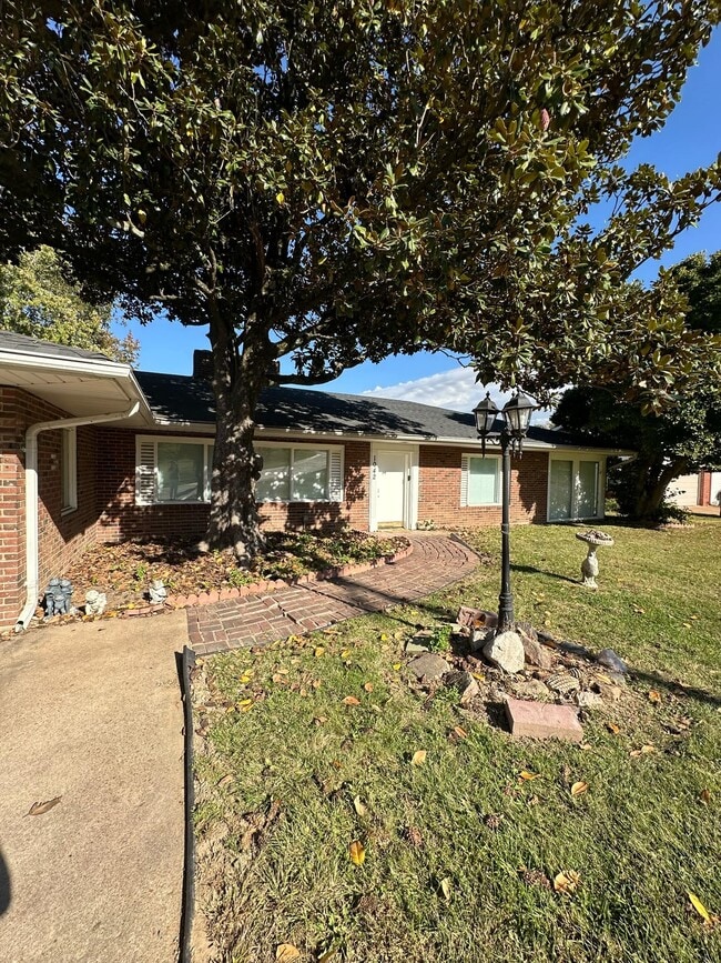Building Photo - 1042 N Florissant Rd
