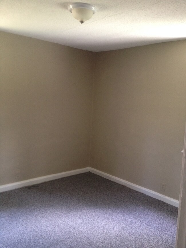 Building Photo - **AVAILABLE NOW**2 bedroom / 1 bathroom Ho...