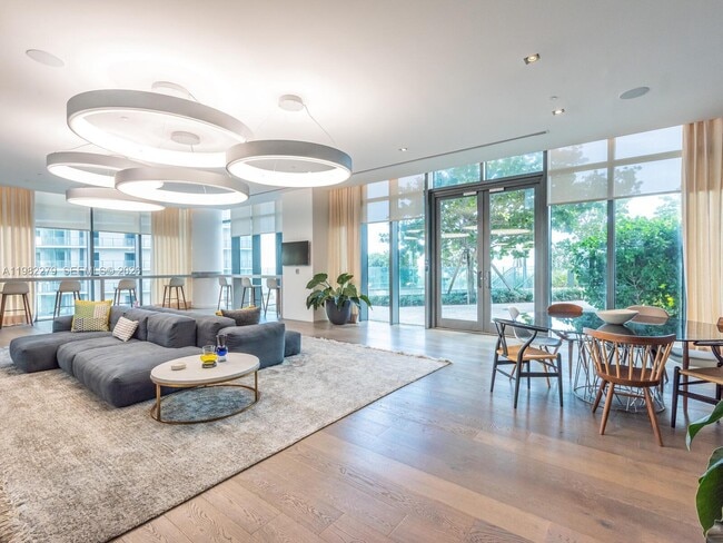 Building Photo - 650 NE 32nd St