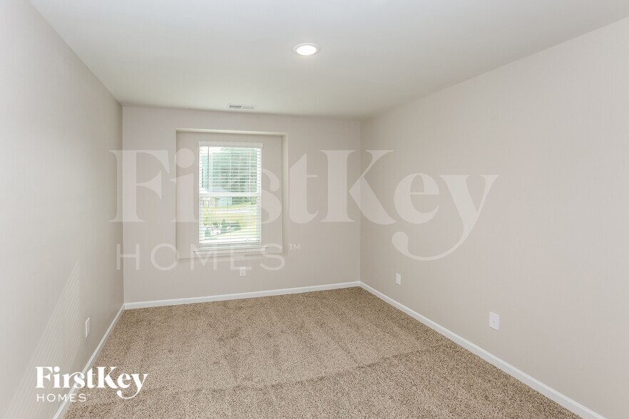 Building Photo - 5013 Dunsford Dr