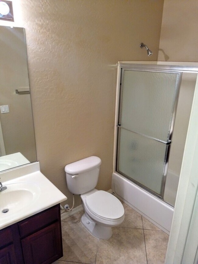 Building Photo - HUGE 5 bedroom, 3 bathroom in Glendale
