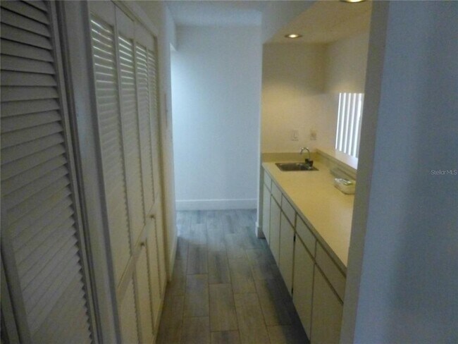 Building Photo - 60 Iris Pl