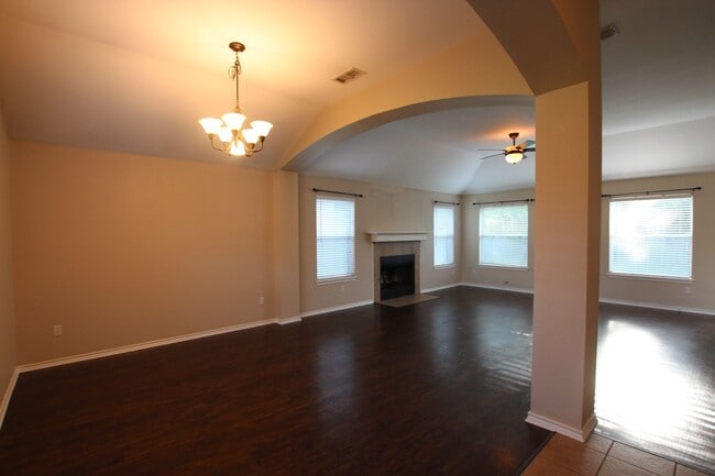 Building Photo - 3 Bedroom 2 Bathroom Home in South Tyler!