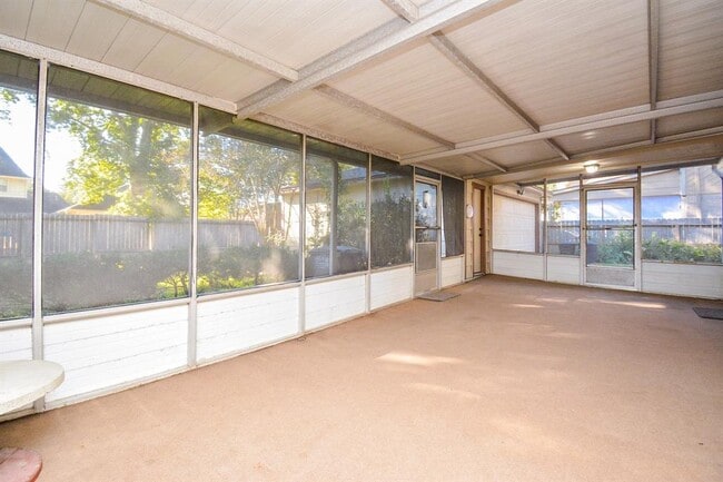 Building Photo - 7614 Club Lake Dr