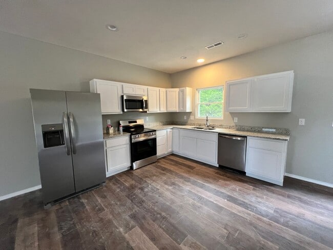 Building Photo - 3 bedroom 1 bath 2 car garage 1/2 Off First months rent!