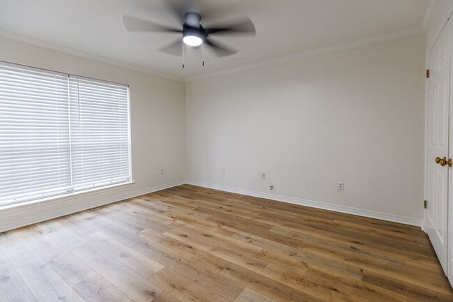 Building Photo - 3/2 Townhouse near USA! GATED! Students Welcome!