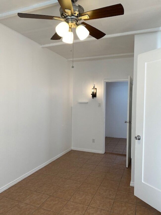 Building Photo - Vintage 1 Bedroom, 1 Bath Bungalow