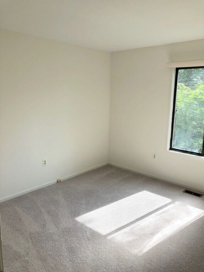 Building Photo - Spacious Potomac Beauty backs to Golf Course