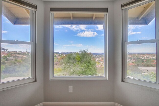 Building Photo - **Available Now*** Encinitas,  4 bedroom, 2.5 bathroom with 2 car garage***