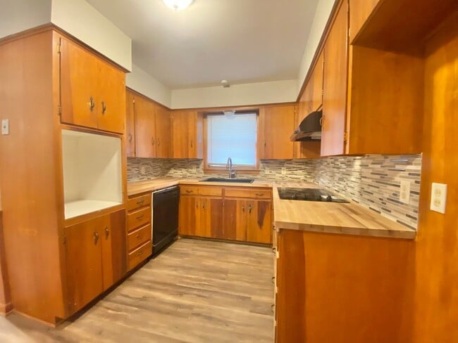 Building Photo - MOVE IN SPECIAL - half off the first month...