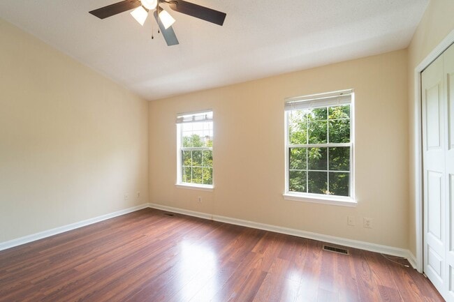 Building Photo - Updated 3-Level End Unit Townhouse in Caro...