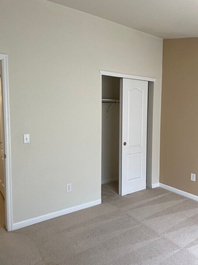 Building Photo - 2 bed/2 bath 2nd-floor condo in Lakeshores at Centerra.