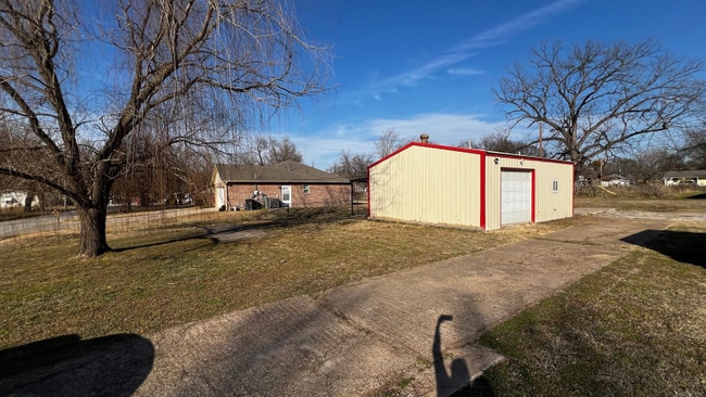 Building Photo - 911 N Sherman Ave