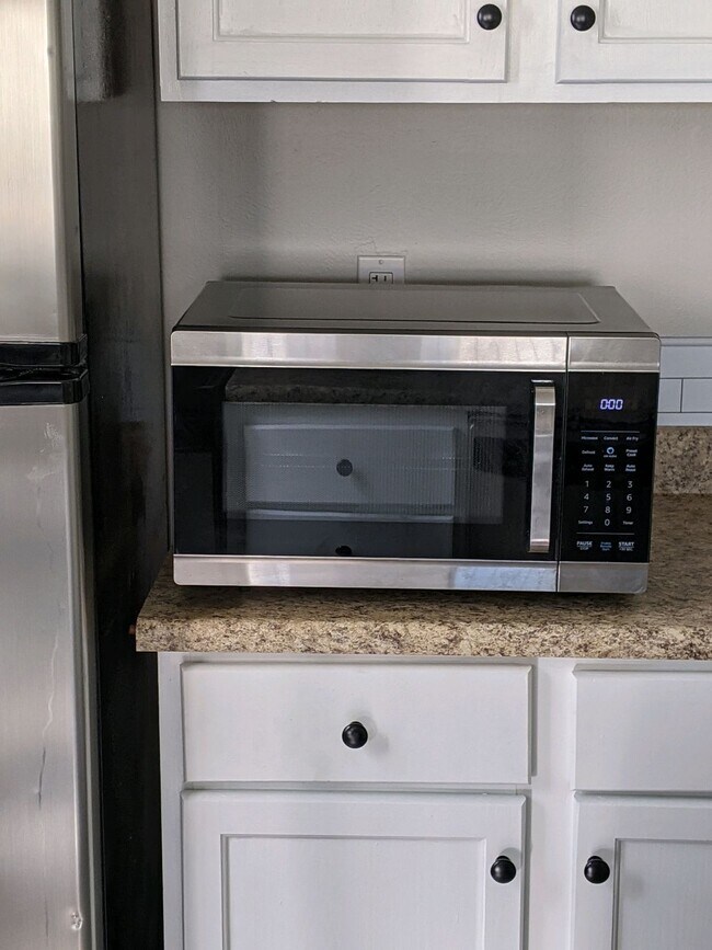 Building Photo - Available July! Newly Updated 2 bed/2 bath...