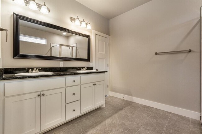 Building Photo - 2541 Fallview Dr