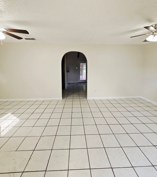 Building Photo - 2 BEDROOM HOUSE AVAILABLE NOW!