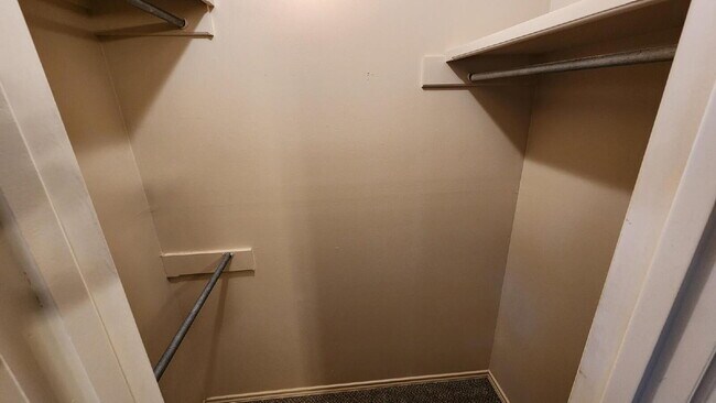 Building Photo - Half off first full month's rent/Southwest...