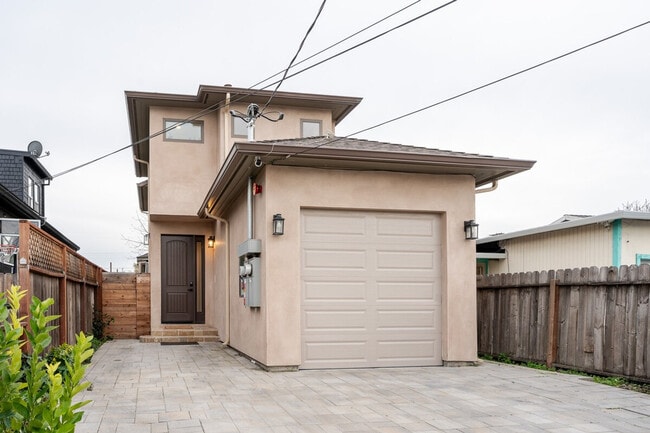 Building Photo - 2732 Fair Oaks Ave