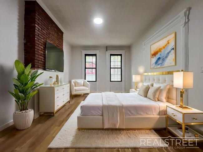 Building Photo - Massive 4BD/4BA Duplex with Office & Priva...