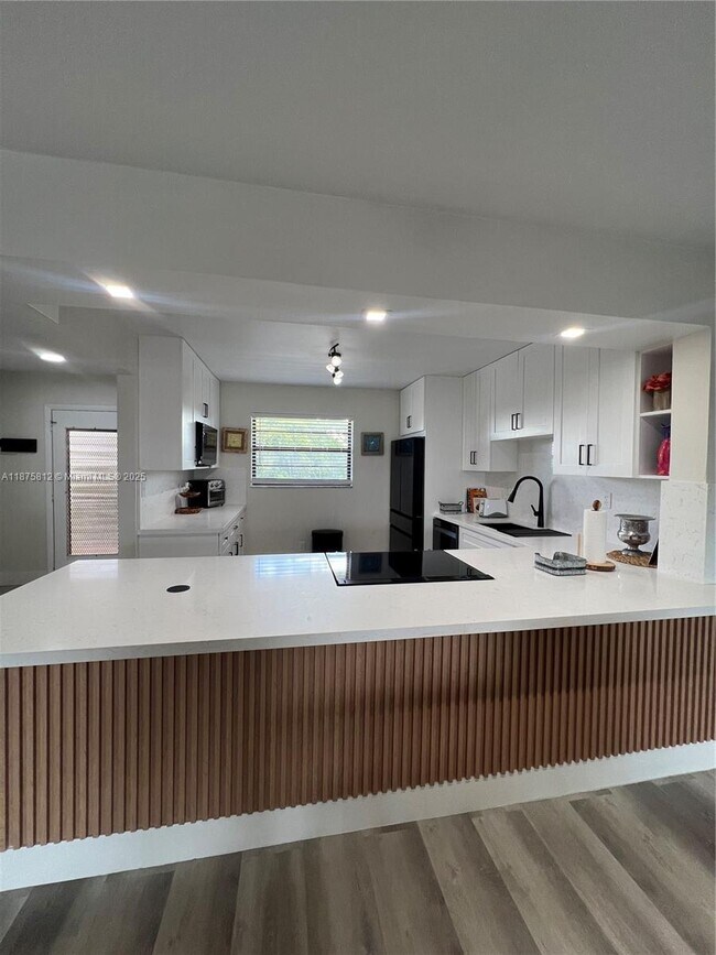 Building Photo - 4950 E Sabal Palm Blvd