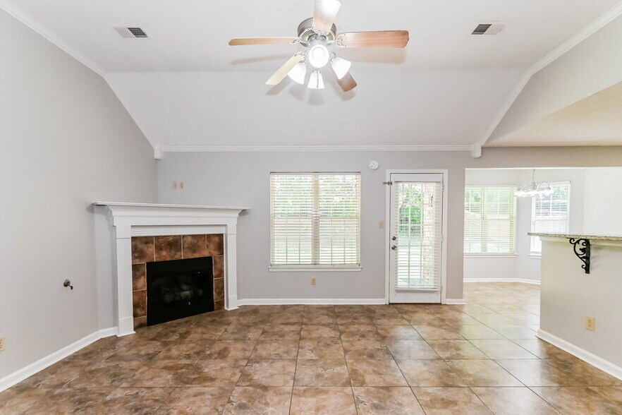 Building Photo - 4258 Ravenwood Dr N