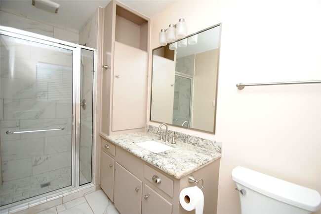 Building Photo - 10034 Cedardale Dr