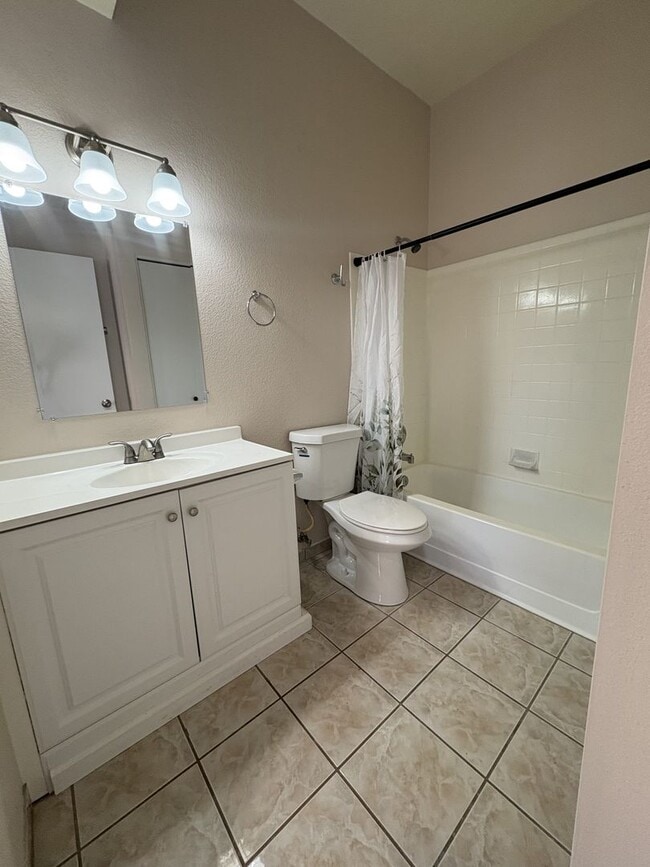 Building Photo - Rita Ranch Vail School District Single story home