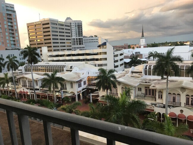 Building Photo - High end condo on waterfront downtown Sarasota!