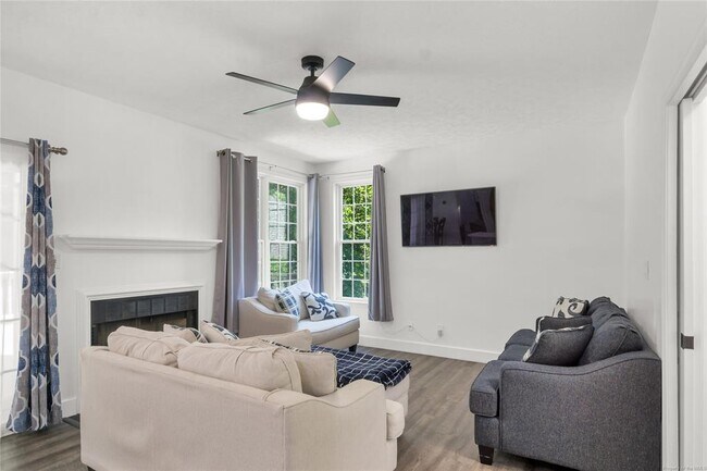 Building Photo - 717 Lantern Pl