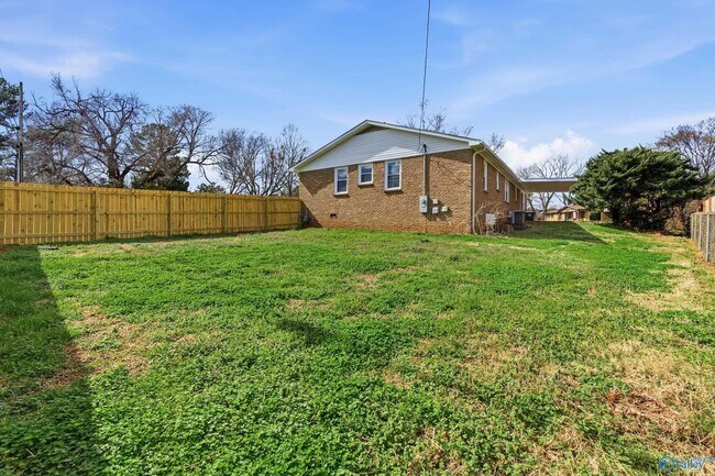 Building Photo - 400 Harolds Dr NW