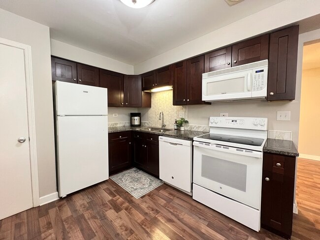 Building Photo - 703 Falcon Dr