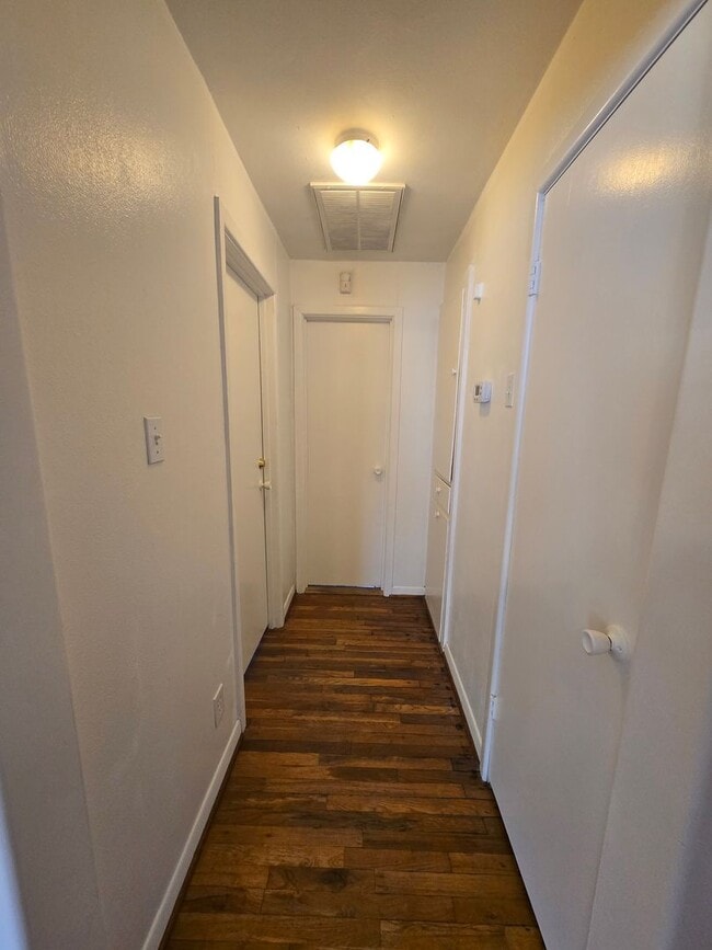 Building Photo - 2BD/1 BA Duplex